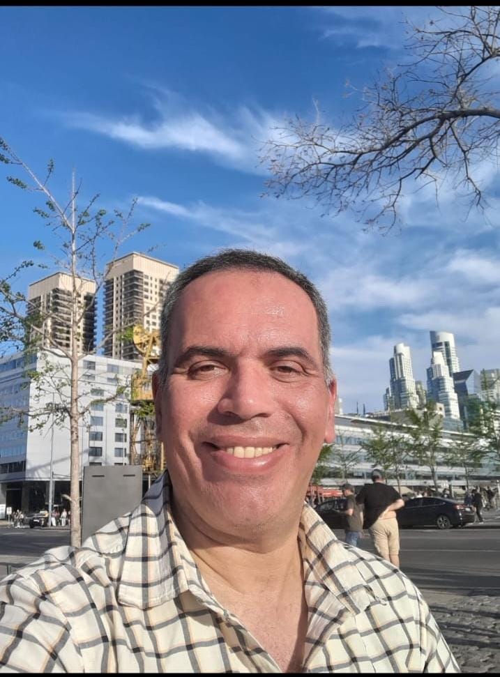 Marcelo, asesor de Cervalum Aberturas, junto a productos del showroom