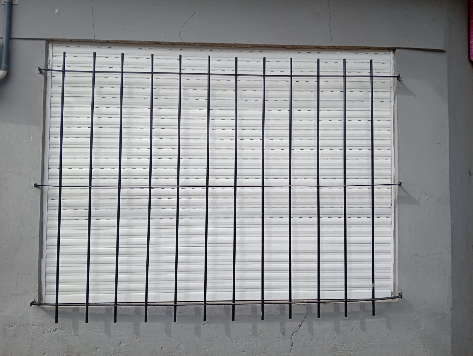 Cortina de PVC blanca con reja de seguridad