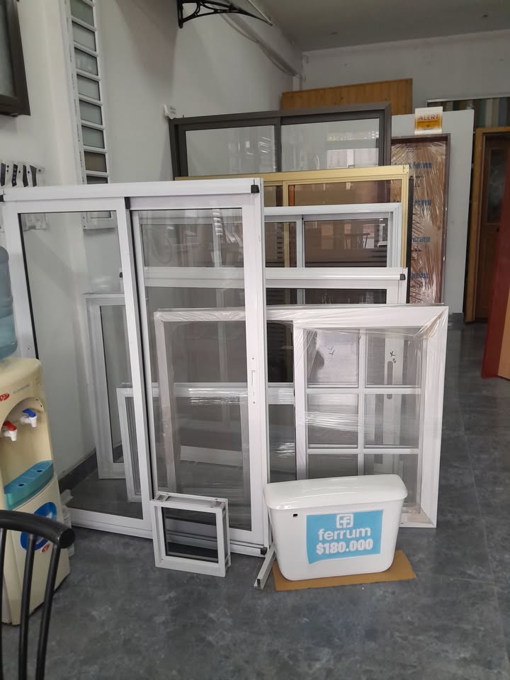 Showroom de Cervalum con ventanas y puertas de aluminio