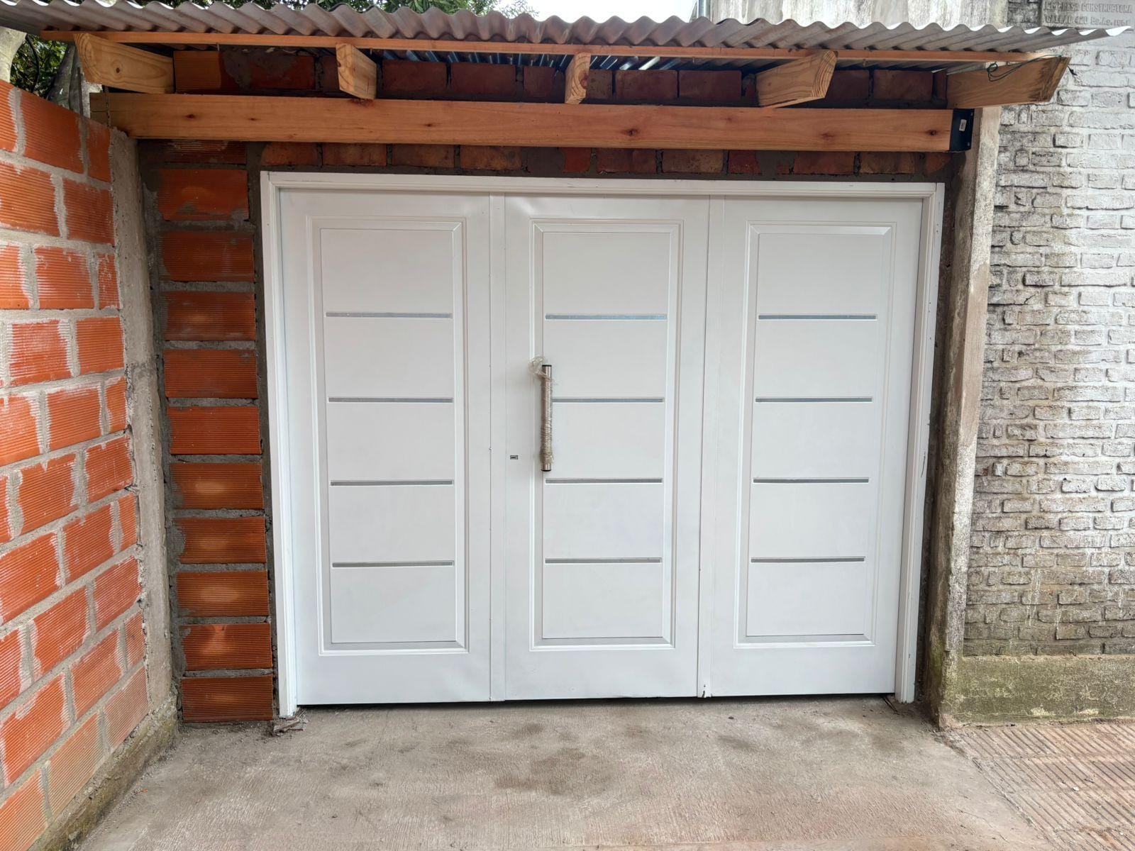 Portón blanco de garaje instalado