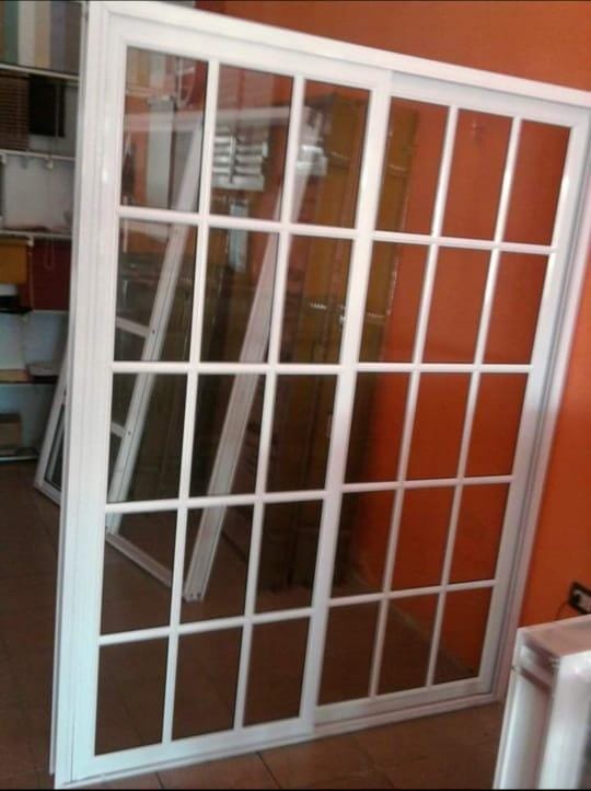 Puerta de aluminio con paños vidriados