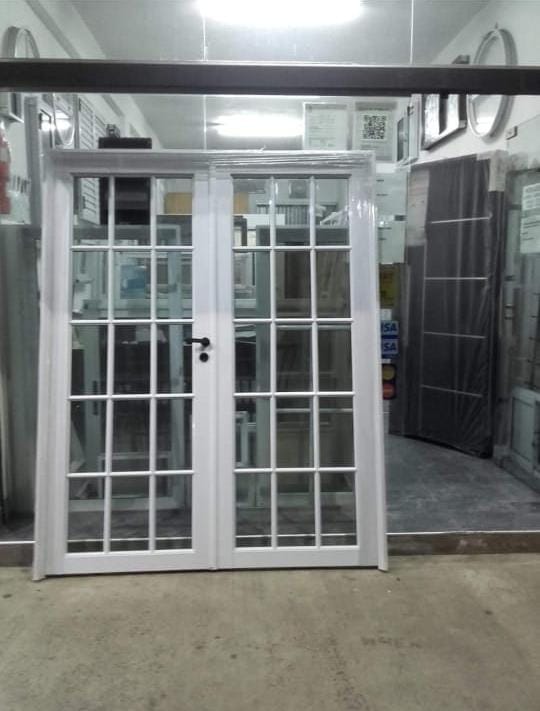 Puerta de aluminio con vidrio y panel inferior