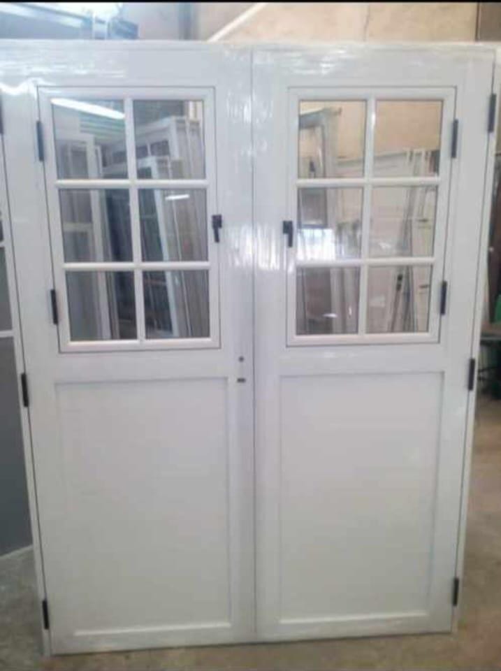 Puerta blanca con paños vidriados