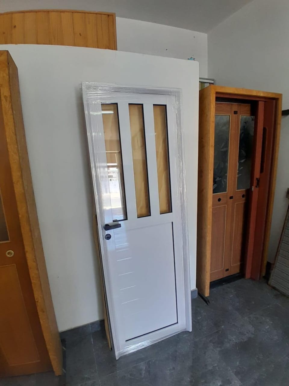 Puerta de aluminio con vidrio vertical