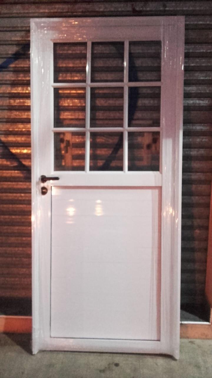 Puerta blanca con vidrio repartido