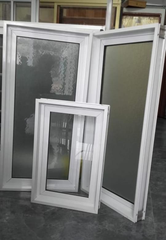 Puertas y aberturas de aluminio en exhibición