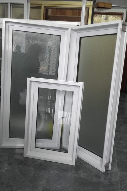 Puerta de aluminio con vidrios verticales
