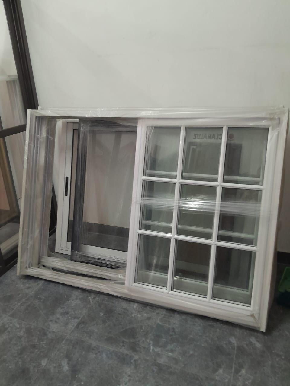 Ventana corrediza de aluminio con paño fijo